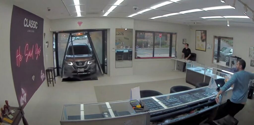 Καλιφόρνια: Ληστές μπούκαραν με SUV σε κοσμηματοπωλείο και έφυγαν με λεία 1 εκατ. δολάρια- ΒΙΝΤΕΟ