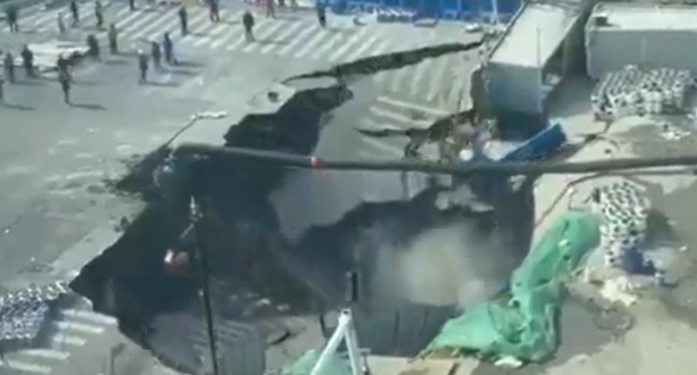Τρομακτικό βίντεο από δρόμο στην Κίνα: Άνοιξε μεγάλη τρύπα και «κατάπιε» τα πάντα