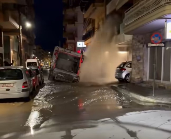 Ξάνθη: Απορριμματοφόρο βούλιαξε στον δρόμο, έσπασε αγωγό και τα νερά έφτασαν μέχρι τον πρώτο όροφο πολυκατοικίας - ΒΙΝΤΕΟ