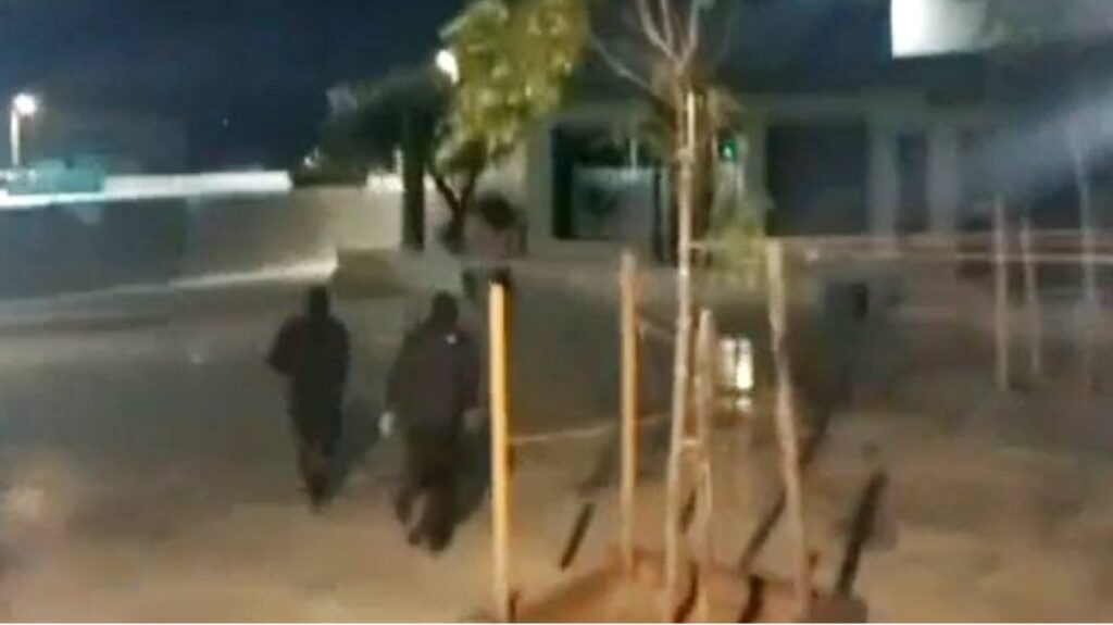 Επίθεση του Ρουβίκωνα στα γραφεία της Βιολάντα στο Μενίδι - Έσπασαν με βαριοπούλες την είσοδο, δείτε βίντεο