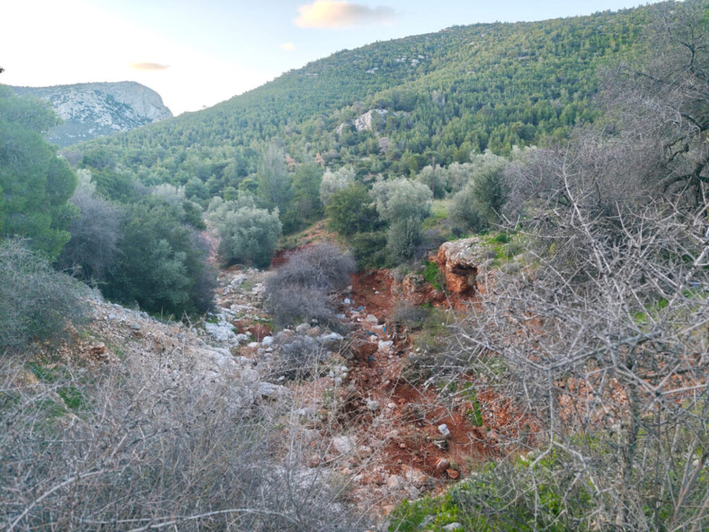 Νέα Πέραμος: Μυστήριο με τη δολοφονία του 27χρονου που βρέθηκε σε ρέμα - Η αρπαγή και ο νεκρός επιχειρηματίας στη Μάνδρα το 2024
