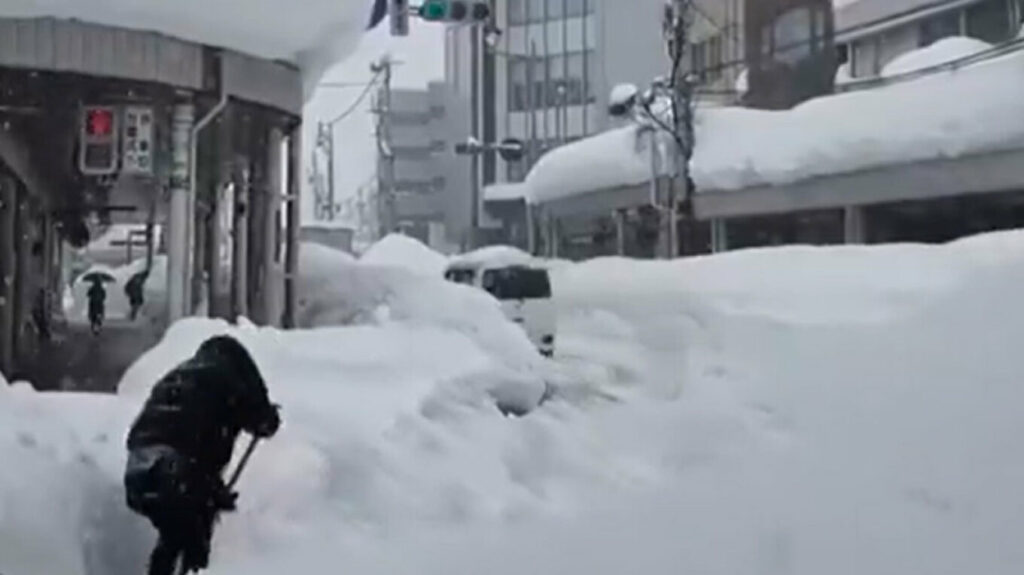 Ιαπωνία: Σφοδρές χιονοπτώσεις στοίχισαν τη ζωή σε 30 ανθρώπους