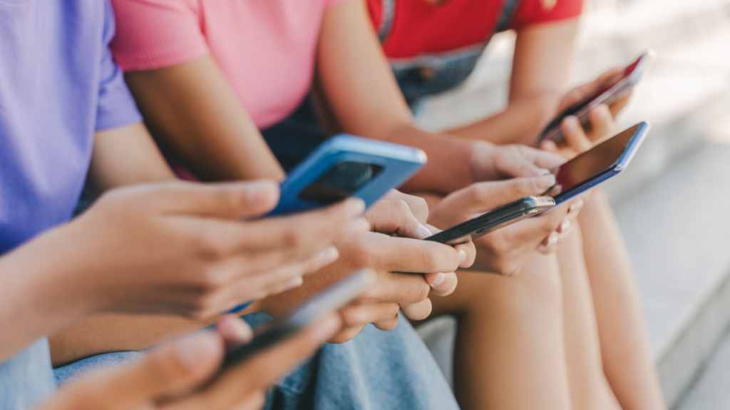 Απαγόρευση social media σε παιδιά κάτω των 15 ετών θα ανακοινώσει σύντομα η Ελλάδα, αναφέρει το Reuters