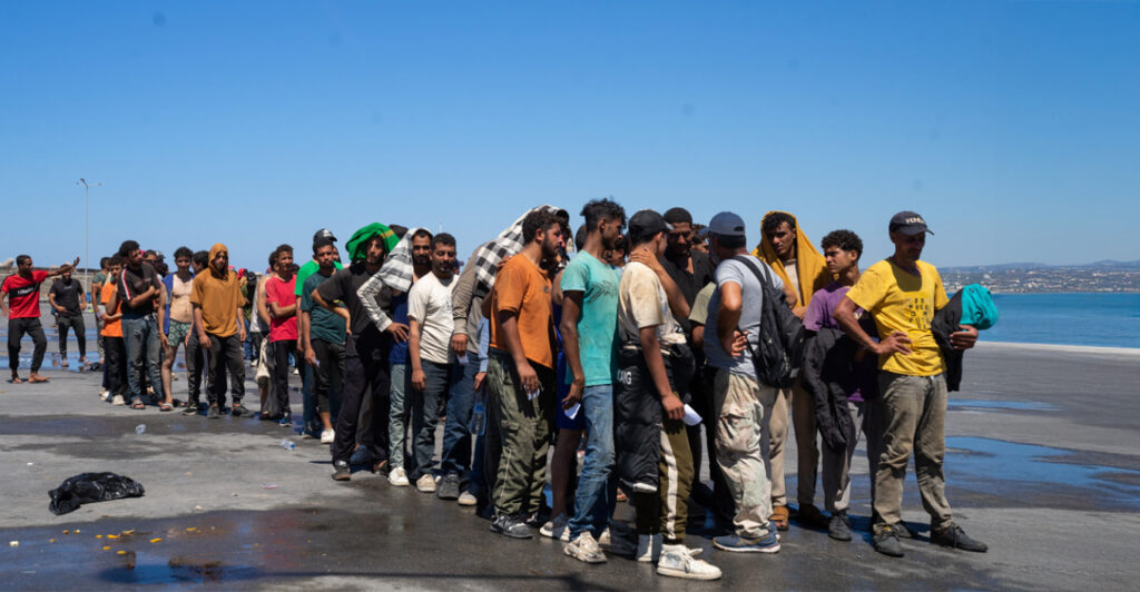 Στη Βουλή το νομοσχέδιο για τη νόμιμη μετανάστευση: Αυστηρές ποινές για τους δουλέμπορους, αλλαγές στις ΜΚΟ