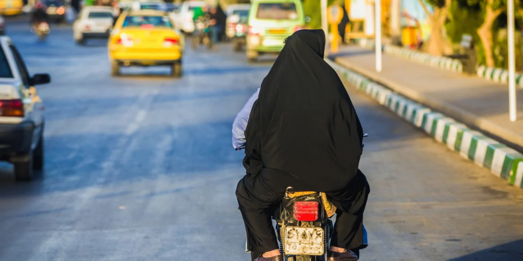 Οι γυναίκες επιτρέπεται πλέον επισήμως να οδηγούν και δίκυκλα στο Ιράν