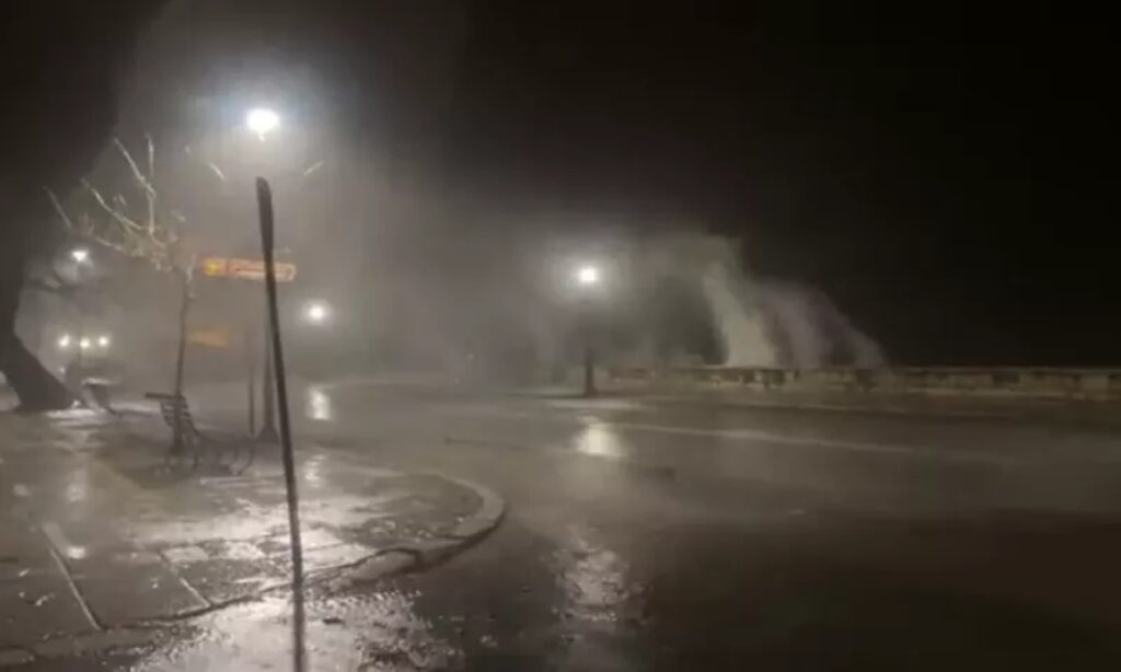 Κέρκυρα: Βίντεο από το σφυροκόπημα της κακοκαιρίας - Τα κύματα βγήκαν στη στεριά