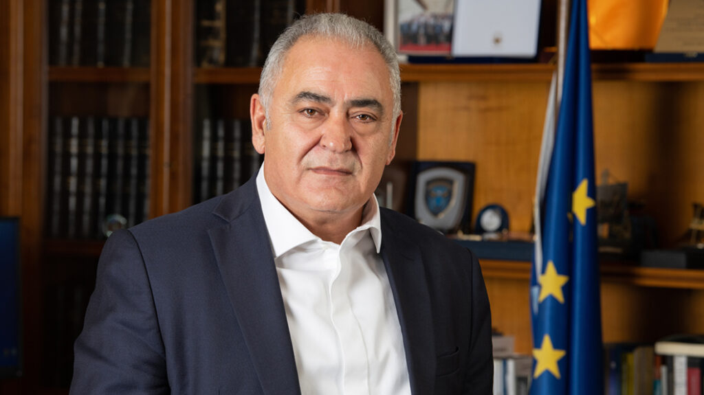 Η ανάγκη για μια νέα, ρεαλιστική και δίκαιη ρύθμιση οφειλών σε έως 120 δόσεις προς το Δημόσιο δεν αποτελεί ούτε λαϊκισμό ούτε μια εύκολη υπόσχεση. Αντιθέτως, πρόκειται για ένα απολύτως τεκμηριωμένο μέτρο, το οποίο –και αξίζει να τονισθεί– δεν συνεπάγεται κανένα δημοσιονομικό κόστος για την κυβέρνηση. Αντίθετα, μπορεί να λειτουργήσει ως μοχλός αύξησης των δημόσιων εσόδων και επανεκκίνησης της οικονομικής δραστηριότητας. Σήμερα, χιλιάδες επαγγελματίες, μικρομεσαίοι επιχειρηματίες και αυτοαπασχολούμενοι παραμένουν εκτός κάθε ρύθμισης. Όχι από επιλογή, αλλά επειδή οι προηγούμενες ρυθμίσεις συνοδεύονταν από τόσο αυστηρές και περιοριστικές προϋποθέσεις, που στην πράξη απέκλειαν τη συντριπτική πλειονότητα των οφειλετών. Αποτέλεσμα; Χρέη που «παγώνουν», επιχειρήσεις που ασφυκτιούν και το Δημόσιο να μην εισπράττει τίποτα. Μια νέα ρύθμιση 120 δόσεων, με ευρείες προϋποθέσεις ένταξης, μπορεί να αλλάξει ριζικά αυτή την προβληματική εικόνα. Και να δώσει τη δυνατότητα σε ανθρώπους να ενταχθούν για πρώτη φορά στο σύστημα, αλλά και να επανενταχθούν οφειλέτες που τέθηκαν εκτός ρυθμίσεων λόγω αδυναμίας στην καταβολή των υποχρεώσεων τους. Έτσι η κυβέρνηση θα μπορεί να μετατρέψει «νεκρά» χρέη σε πραγματικά έσοδα για το κράτος. Ιδιαίτερη αναφορά πρέπει να γίνει στο ζήτημα των τόκων και των προσαυξήσεων. Ως Επαγγελματικό Επιμελητήριο Αθηνών δεν έχουμε καμία αντίρρηση να καταβληθεί το αρχικό χρέος. Δεν είναι, όμως, λογικό ούτε δίκαιο να απαιτείται η αποπληρωμή ποσών που έχουν «εκτοξευθεί» εξαιτίας υπέρογκων τόκων και πανωτοκίων. Σε πολλές περιπτώσεις, οι προσαυξήσεις ξεπερνούν το ίδιο το κεφάλαιο, καθιστώντας κάθε προσπάθεια ρύθμισης ουσιαστικά αδύνατη. Η διαγραφή ή δραστική μείωση αυτών των επιβαρύνσεων είναι προϋπόθεση για μια βιώσιμη λύση. Παράλληλα, η ρύθμιση οφείλει να είναι ενιαία και να περιλαμβάνει όλες τις οφειλές προς το Δημόσιο: τόσο προς την εφορία όσο και προς τα ασφαλιστικά ταμεία. Οι επιχειρήσεις δεν λειτουργούν με «διαχωρισμένα» χρέη και το ίδιο πρέπει να ισχύει και για τις λύσεις που τους προσφέρονται. Η κυβέρνηση έχει σήμερα την ευκαιρία να υιοθετήσει ένα μέτρο που δεν της κοστίζει τίποτα δημοσιονομικά, αλλά μπορεί να αποδώσει πολλά: περισσότερα έσοδα, περισσότερη συνέπεια, περισσότερη οικονομική ανάσα για την πραγματική οικονομία, αυξημένες προοπτικές ανάπτυξης μικρομεσαίων επιχειρήσεων. Και αυτή η ευκαιρία δεν πρέπει να χαθεί.