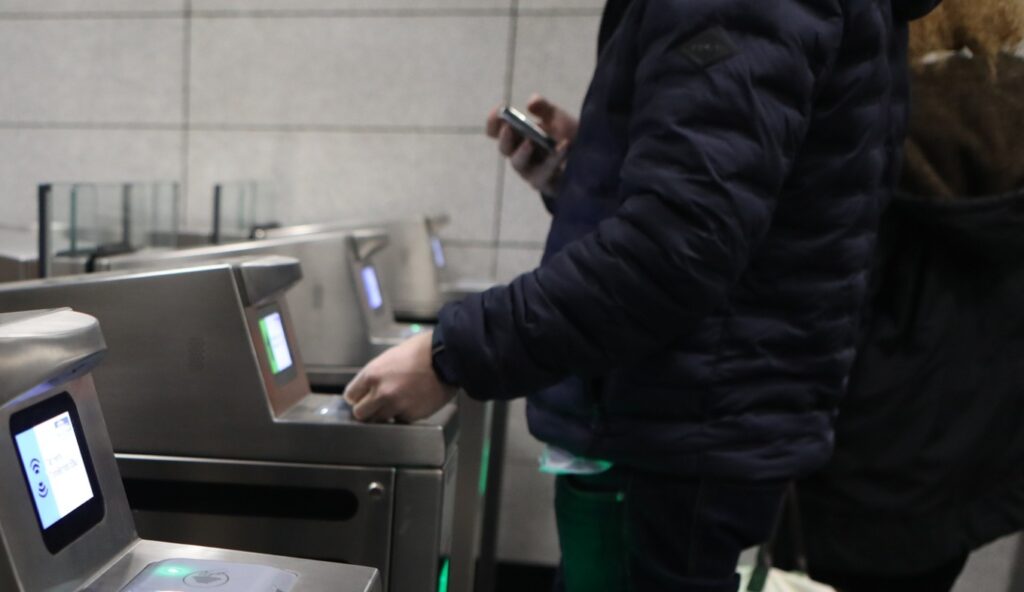 Στα €100 το πρόστιμο για όσους δεν κόβουν εισιτήριο στις αστικές συγκοινωνίες - Έως €40.000 για φθορές σε ΜΜΜ και σιδηρόδρομο