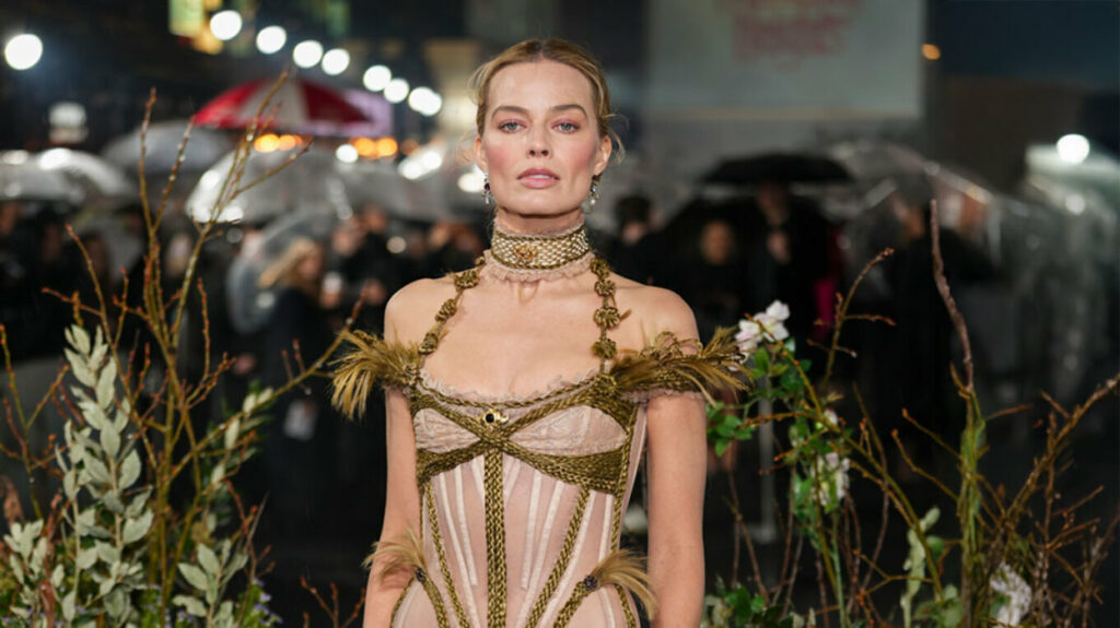 Μάργκοτ Ρόμπι: Με ημιδιάφανο φόρεμα - κορσέ στην πρεμιέρα για τα «Ανεμοδαρμένα Ύψη»