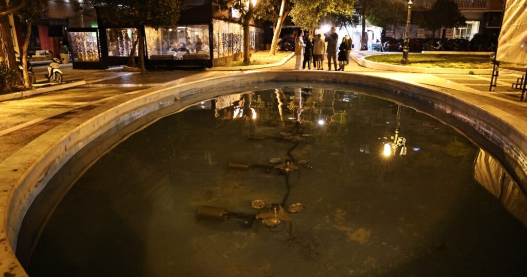 Καλλιθέα: Επί 40 λεπτά έδιναν μάχη οι γιατροί να επαναφέρουν το 2,5 ετών κοριτσάκι που έπεσε σε σιντριβάνι