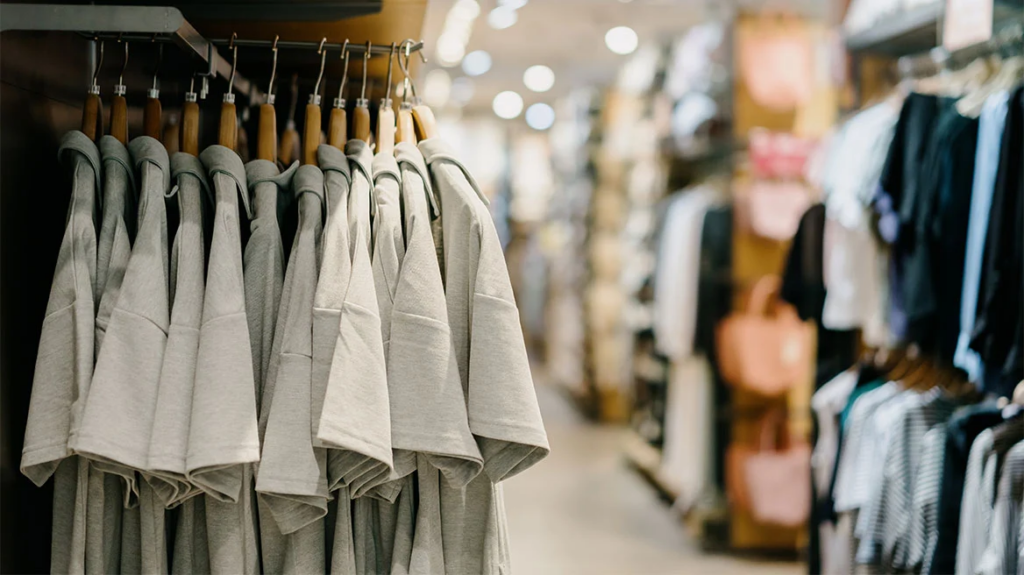 Θα απαγορεύσει σε εταιρείες την καταστροφή των απούλητων ρούχων η Ευρωπαϊκή Επιτροπή