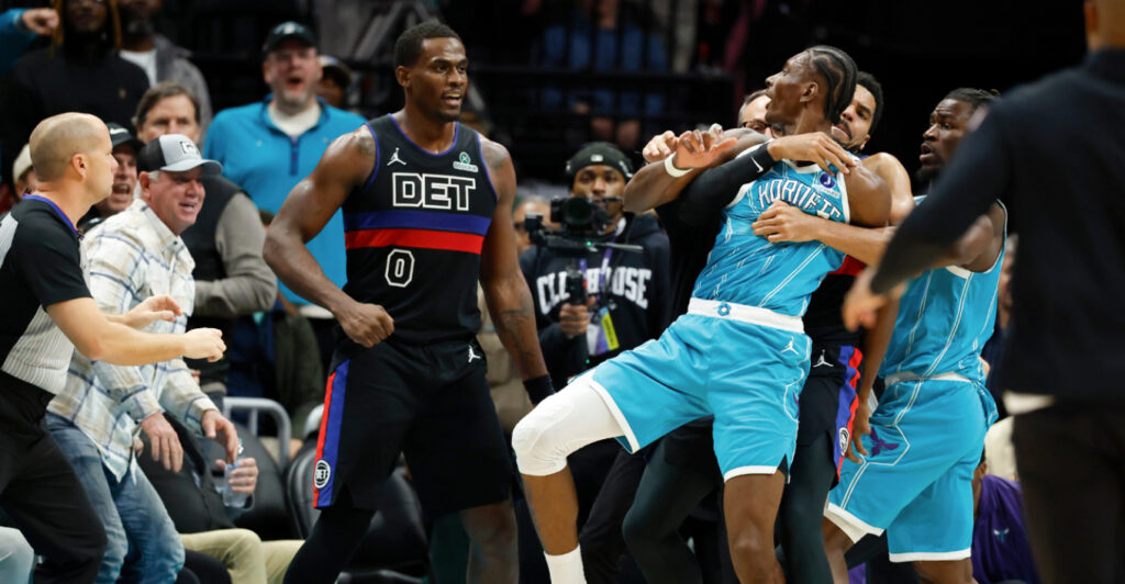 ΗΠΑ: Άγριος καβγάς στο Χόρνετς-Πίστονς με μπουνιές, κεφαλοκλειδώματα και τέσσερις αποβολές - ΒΙΝΤΕΟ