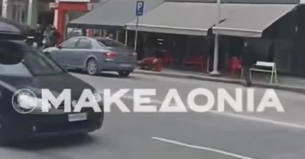 Θεσσαλονίκη: Πατέρας ξυλοκόπησε έξω από τα δικαστήρια τον 62χρονο που είχε παρασύρει με αυτοκίνητο το παιδί του