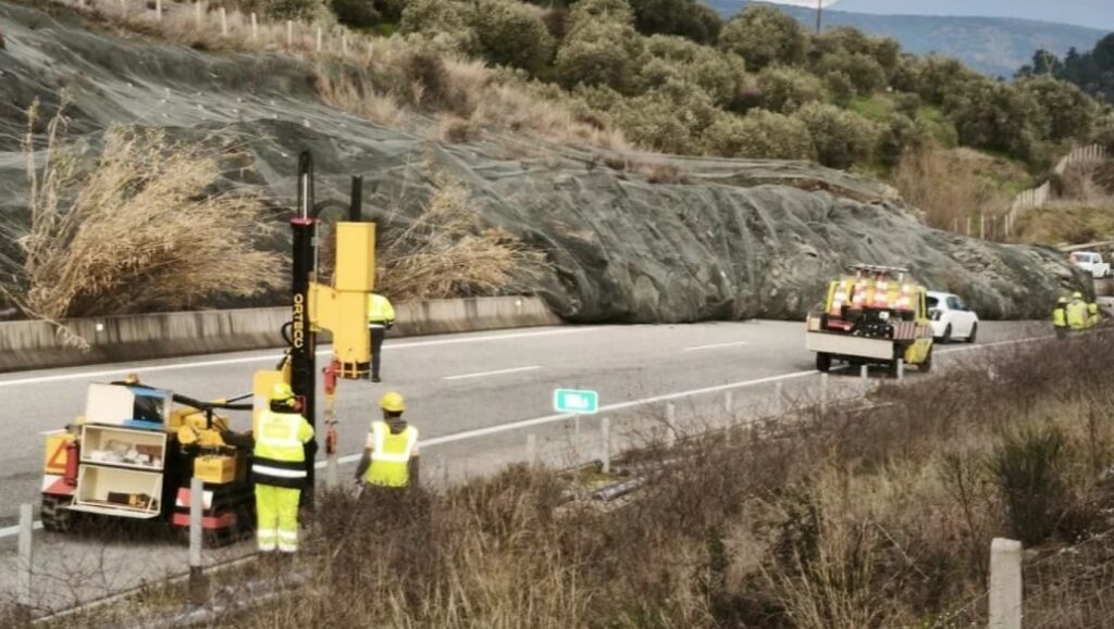 Ιόνια Οδός: Κλειστό για τρεις μήνες το ρεύμα προς Αντίρριο μετά την κατολίσθηση, διαμαρτυρία για τα διόδια