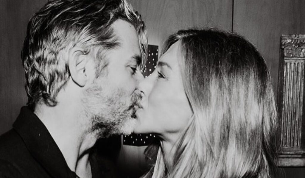 Τζένιφερ Άνιστον: Το φιλί στο στόμα με τον σύντροφό της για τα 57α γενεθλιά της