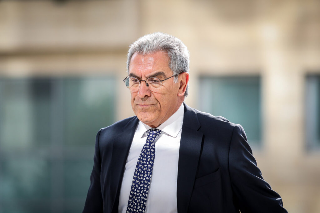 Καπερνάρος για Ρούτσι: «Περιφέρεται στο δικαστήριο με το καπέλο, κάνει ό,τι μπορεί για να δημιουργεί θέματα»