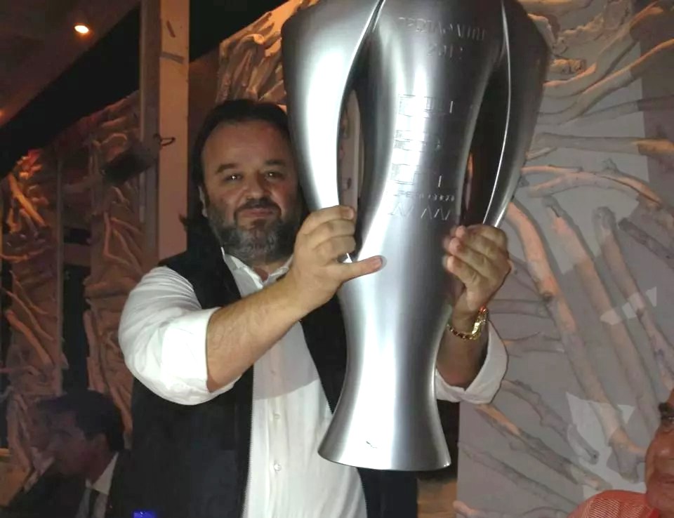 «Πανηγύριζε με την κούπα του Ολυμπιακού» – Οι φωτογραφίες του Μάριου Ηλιόπουλου από τη φιέστα του 2012