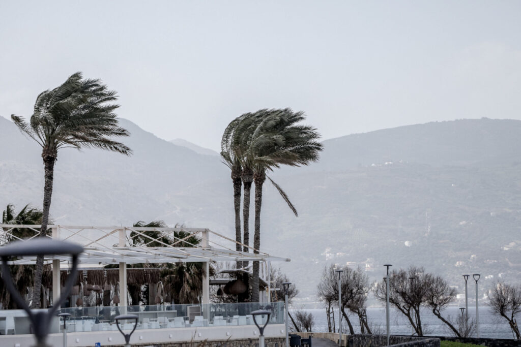 Καιρός: Σε ποιες περιοχές προβλέπουν ισχυρά φαινόμενα οι μετεωρολόγοι - Προειδοποίηση Μαρουσάκη για αποπνικτική σκόνη με λασποβροχές από 16/2