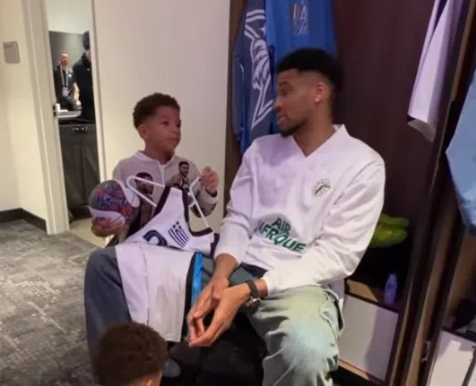 Οι γιοι του Γιάννη Αντετοκούνμπο μαγεύτηκαν από τον Γουεμπανιάμα στο All-Star Game - Η ατάκα του «Greak Freak» - ΒΙΝΤΕΟ