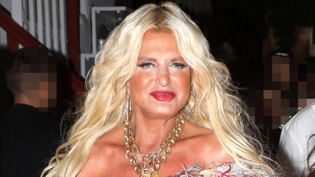 Μαρίνα Σταυράκη: Κουκουλοφόροι την απείλησαν με μαχαίρι στο σπίτι της - Βίντεο