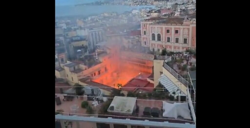 Νάπολη: Πυρκαγιά κατέστρεψε το θέατρο Σανατζάρο - BINTEO