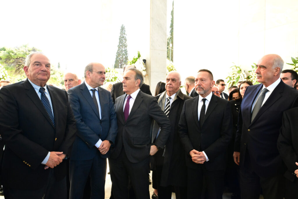 Άννα Ψαρούδα-Μπενάκη: Στο Α΄ Νεκροταφείο η κηδεία της - Δείτε βίντεο και φωτογραφίες