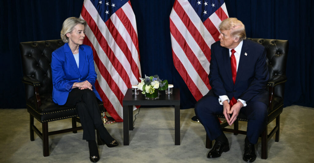 Politico: Ο Τραμπ πιέζει την Ευρώπη να αγοράσει αμερικανικά όπλα και την απειλεί με αντίποινα