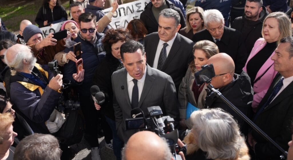 Ο διάλογος του Γεωργιάδη με εργαζομένους που διαδήλωναν στο νοσοκομείο Μυτιλήνης: Παραλαμβάνουμε ένα κτήριο που μέχρι πριν δύο χρόνια ήταν χρέπι