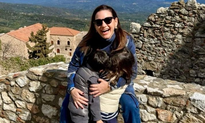 Με μια τρυφερή φωτογραφία αγκαλιά με τα δύο της παιδιά από τον Μυστρά, η Όλγα Κεφαλογιάννη ανέδειξε την αξία της οικογένειας.