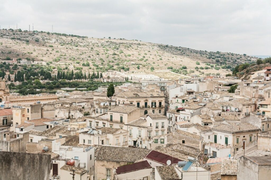 Πωλούνται… ολόκληρα χωριά στην Ευρώπη: Η νέα επενδυτική τάση που τραβά εκατομμύρια