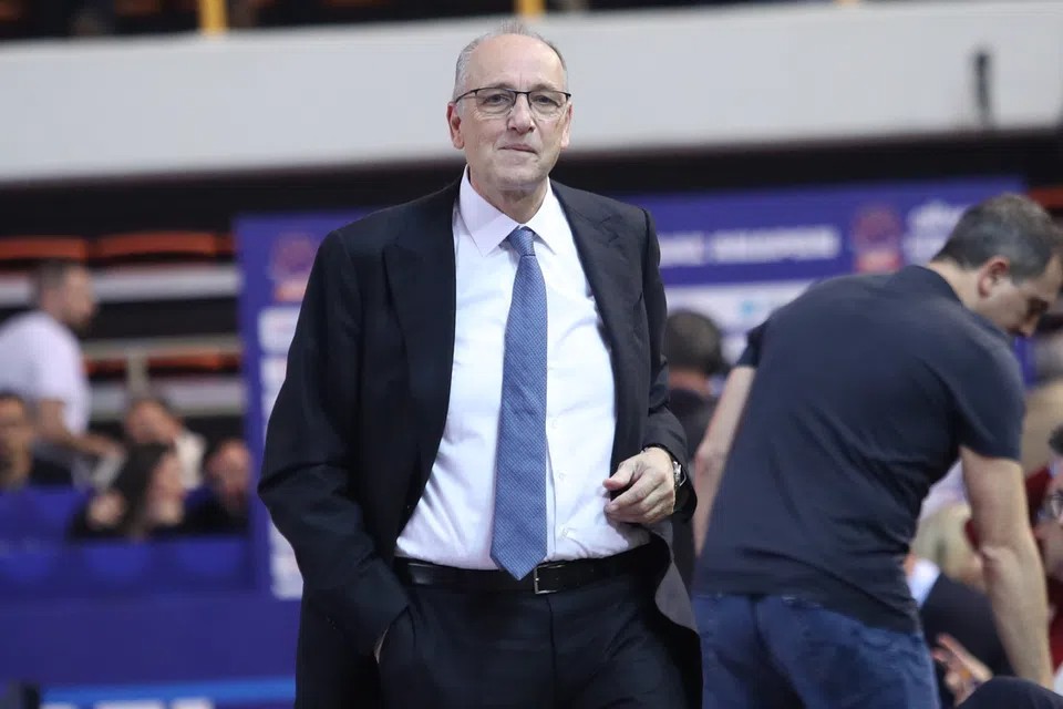 «Γιούχα» στο Βαγγέλη Λιόλιο κατά τη διάρκεια της απονομής στον Παναθηναϊκό