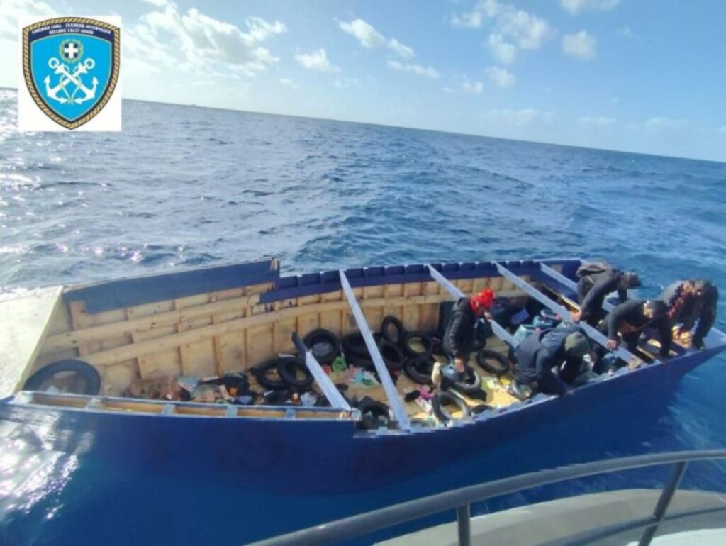 Τραγωδία στους Καλούς Λιμένες: Εντοπίστηκε σορός γυναίκας μετά το ναυάγιο μεταναστών – Συλλήψεις για διακίνηση