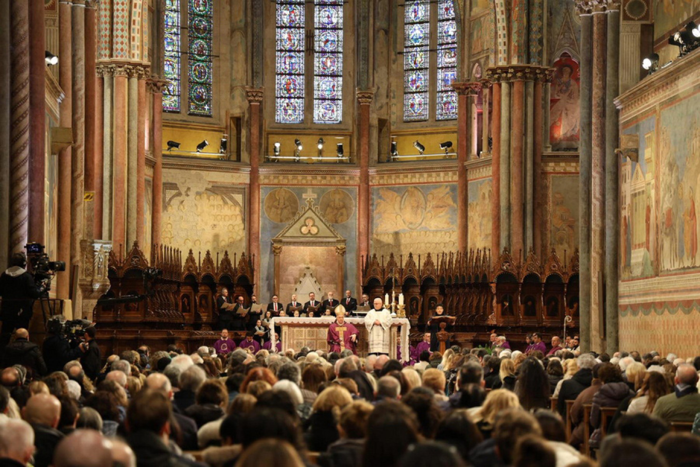 Ιστορική στιγμή στην Ασίζη: Σε δημόσιο προσκύνημα για πρώτη φορά το σκήνωμα του Αγίου Φραγκίσκου