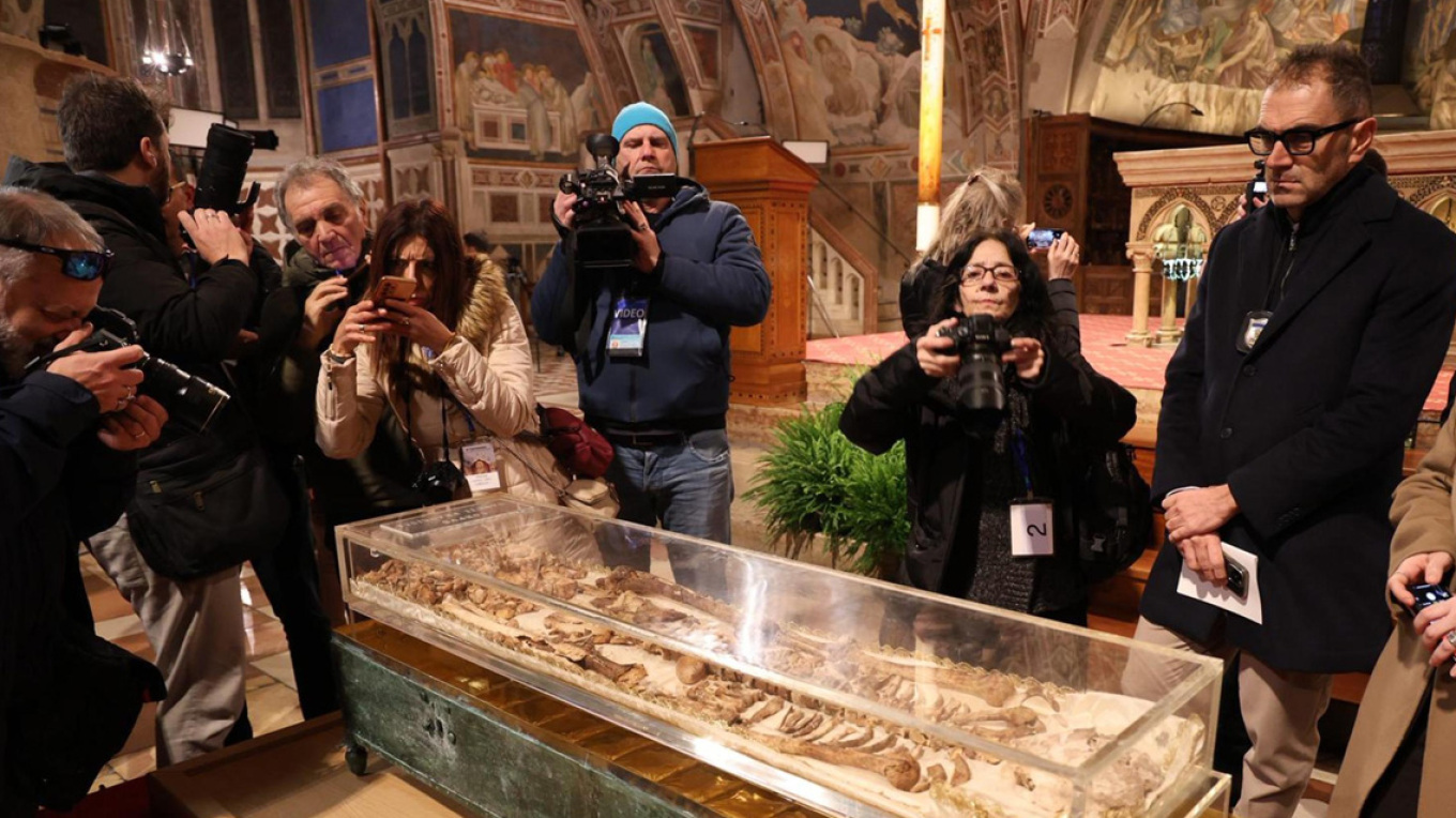 Ιστορική στιγμή στην Ασίζη: Σε δημόσιο προσκύνημα για πρώτη φορά το σκήνωμα του Αγίου Φραγκίσκου