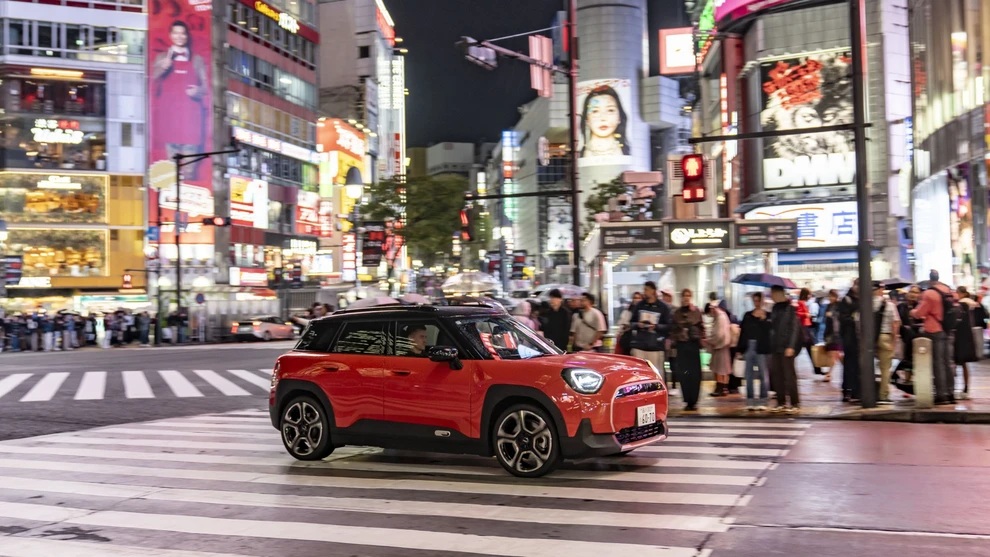 Το MINI Aceman SE ηλεκτρίζει τις νύχτες στο Τόκιο