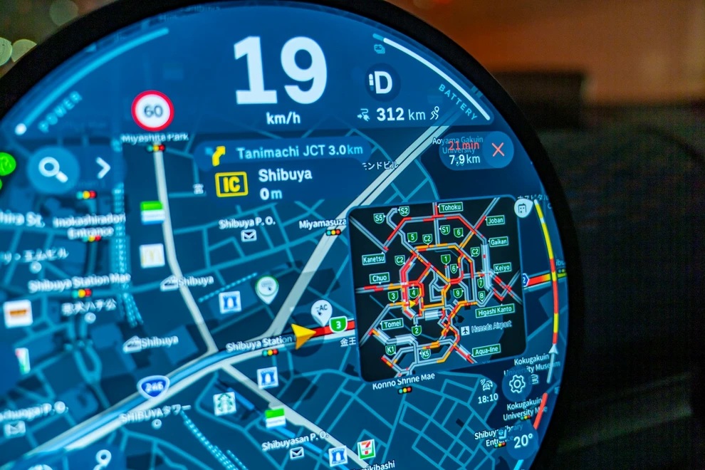 Το MINI Aceman SE ηλεκτρίζει τις νύχτες στο Τόκιο