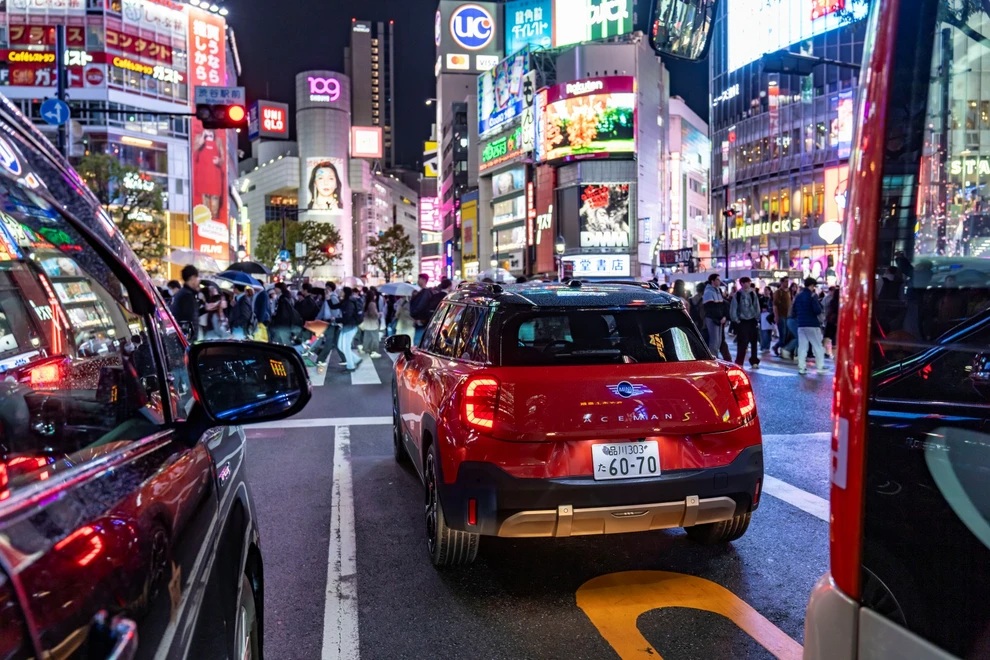 Το MINI Aceman SE ηλεκτρίζει τις νύχτες στο Τόκιο