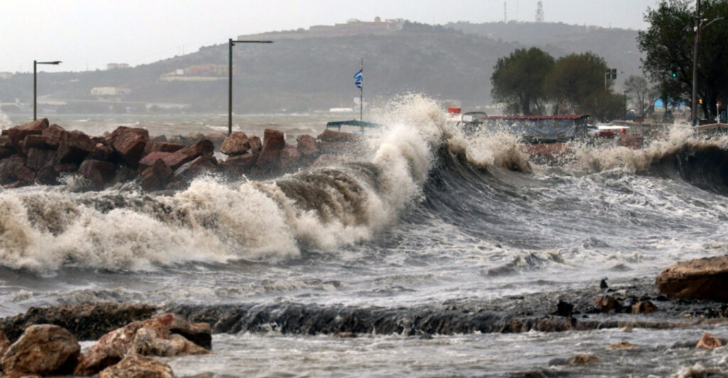 Γιατί η Δυτική Ελλάδα δοκιμάζεται όλο και συχνότερα από σαρωτικές κακοκαιρίες: Καθηγητής Φυσικής εξηγεί