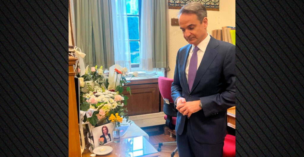 Κυριάκος Μητσοτάκης: Άφησε λουλούδι στο γραφείο στη Βουλή της δημοσιογράφου Αντιγόνης Πανέλλη που έφυγε από τη ζωή