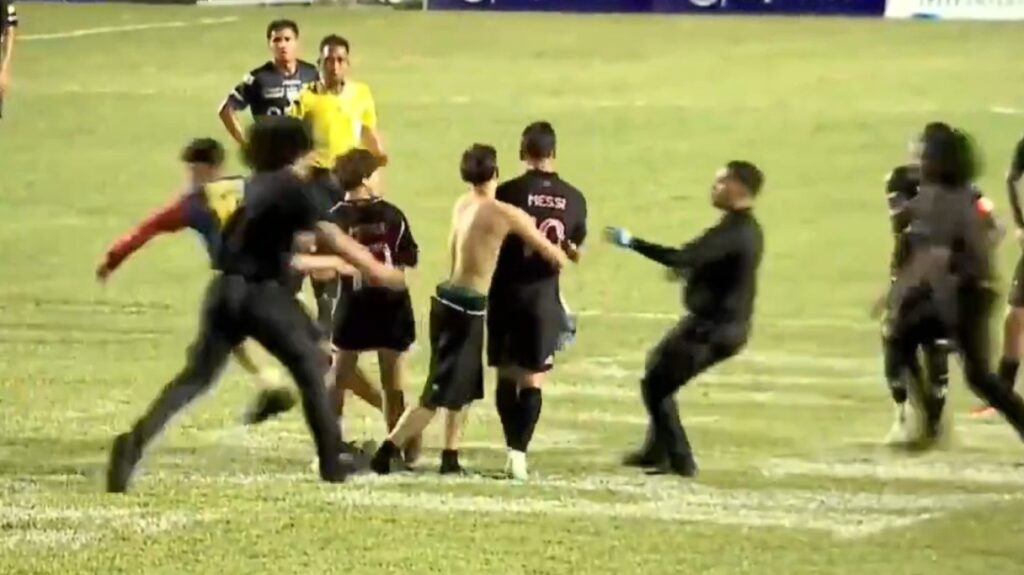 Λιονέλ Μέσι: Φίλαθλοι μπούκαραν στο γήπεδο και έριξαν κάτω τον Αργεντίνο σταρ, δείτε βίντεο