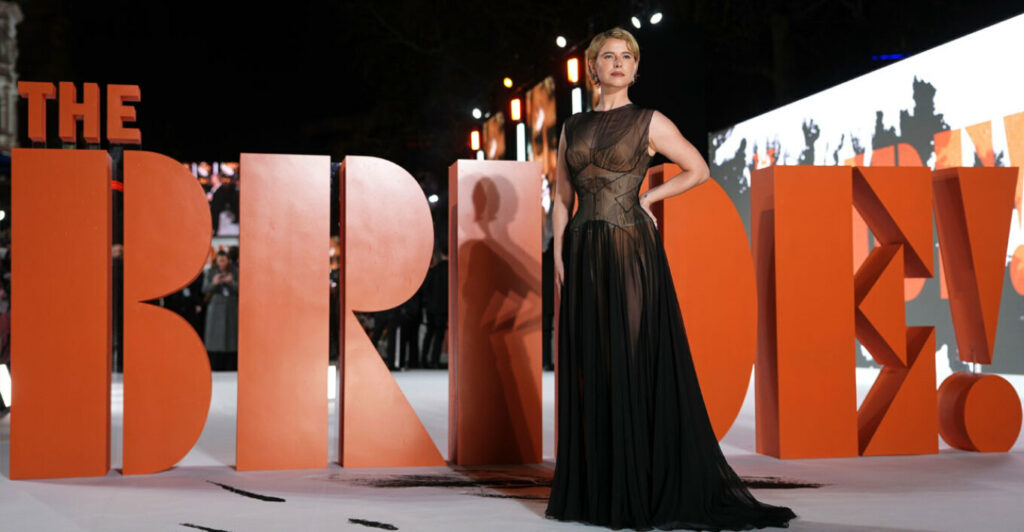 Τζέσι Μπάκλεϊ: Με διάφανο φόρεμα και κορσέ στο κόκκινο χαλί