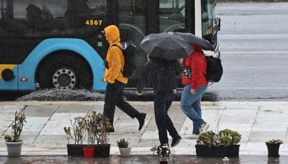 Καιρός: Άστατος με βροχές και καταιγίδες – Μικρή πτώση της θερμοκρασίας