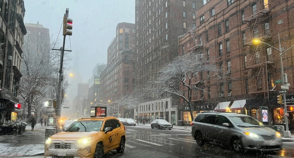 Σφοδρό κύμα κακοκαιρίας στη Νέα Υόρκη - Ακυρώσεις πτήσεων και συστάσεις για περιορισμό των μετακινήσεων, δείτε βίντεο