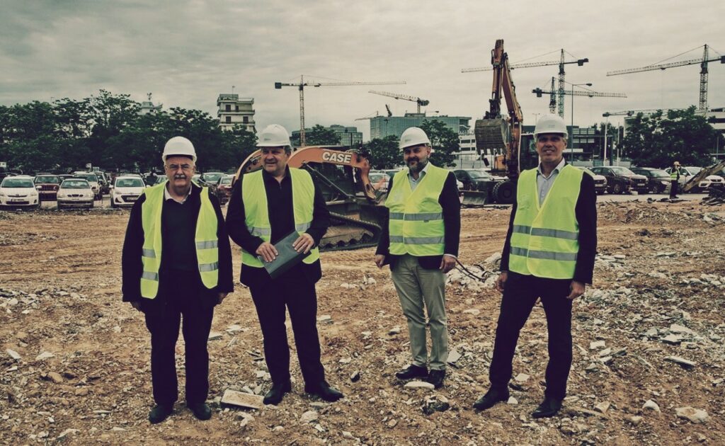 Το «αραβούργημα» με τις μεγάλες ταμπέλες του Ιατρικού στο «Δαχτυλίδι» στο οικόπεδο του ΤΕΕ