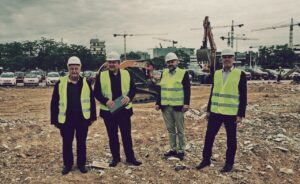 Το «αραβούργημα» με τις μεγάλες ταμπέλες του Ιατρικού στο «Δαχτυλίδι» στο οικόπεδο του ΤΕΕ – Μια «μεγάλη δουλειά» που πέρασε από 40 κύματα καθώς άλλα σχεδιάζονταν αρχικά και άλλα τελικώς έγιναν