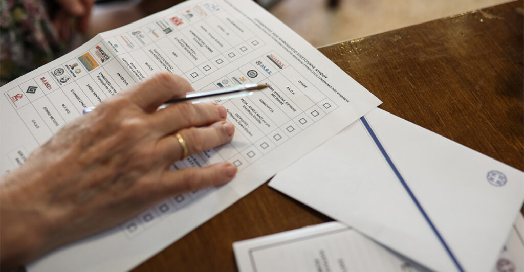 Στη Βουλή το νομοσχέδιο του ΥΠΕΣ για επιστολική ψήφο στους απόδημους: Αρνητική η αντιπολίτευση στο δικαίωμά τους να επιλέγουν τους δικούς τους βουλευτές