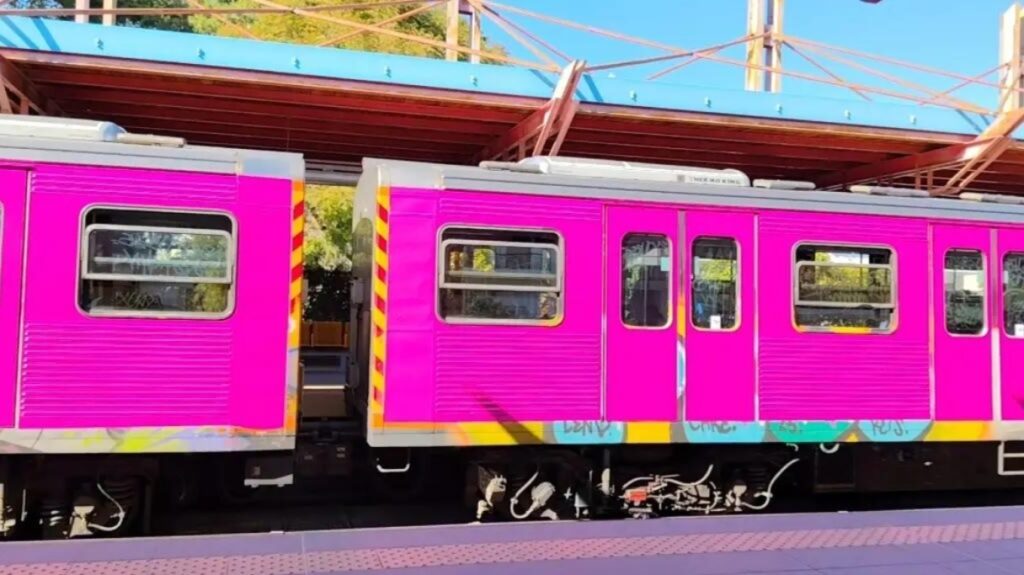 ΗΣΑΠ: Το φούξια τρένο που έχει ξετρελάνει την Αθήνα - Βίντεο