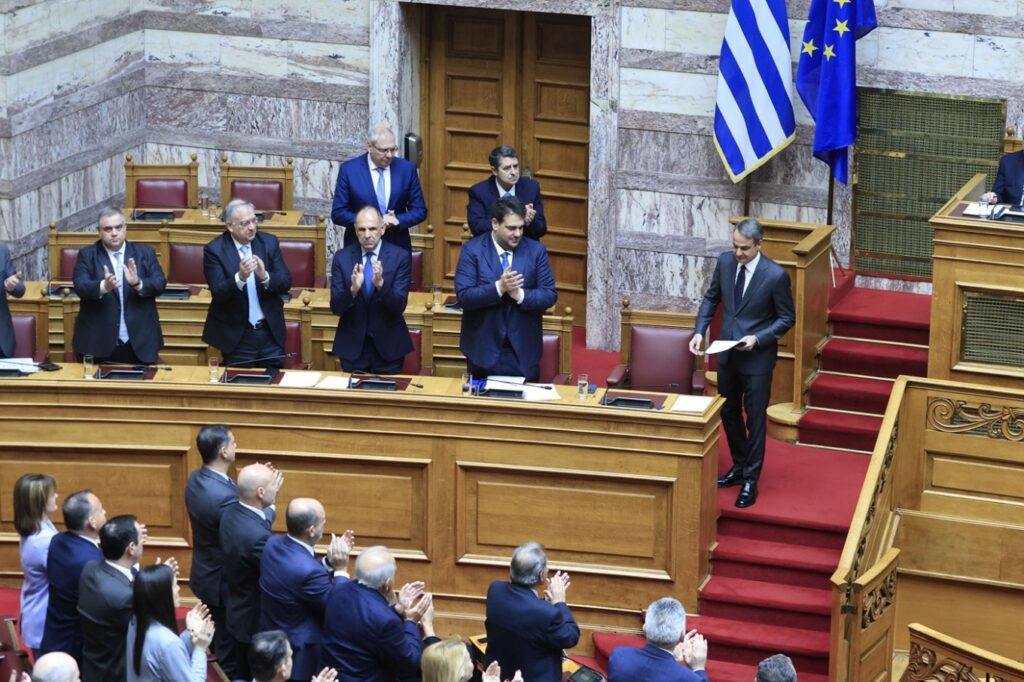 Τα γενέθλια του Κυριάκου Μητσοτάκη στη Βουλή: Οι ευχές Κακλαμάνη και το κάλεσμα στο γραφείο του για «γλυκό χωρίς ζάχαρη»