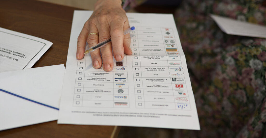 Πώς θα ψηφίσουν οι Έλληνες του εξωτερικού μετά τα 201 υπέρ για την επιστολική ψήφο - Τι θα ισχύσει για την τριεδρική εκλογική περιφέρεια