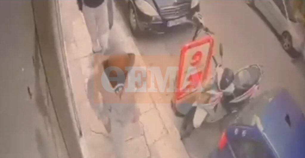 Αγιος Παντελεήμονας: Η στιγμή που οι δράστες που μαχαίρωσαν τον 17χρονο απομακρύνονται από το σημείο της επίθεσης - BINTEO